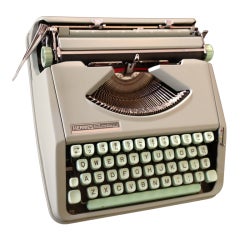 Une machine à écrire Hermes Baby