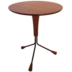 Una mesa auxiliar de Alberts of Sweden diseñada por Albert Larsson