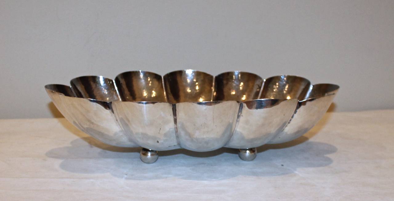 A beautiful handcrafted solid 950 silver bowl crafted by Casa Prieto at 40 Juarez Avenue, Mexico City in the 1940s. This footed bowl stands upon four round ball feet and features a scalloped edge design with a hand-hammered texture reflecting the