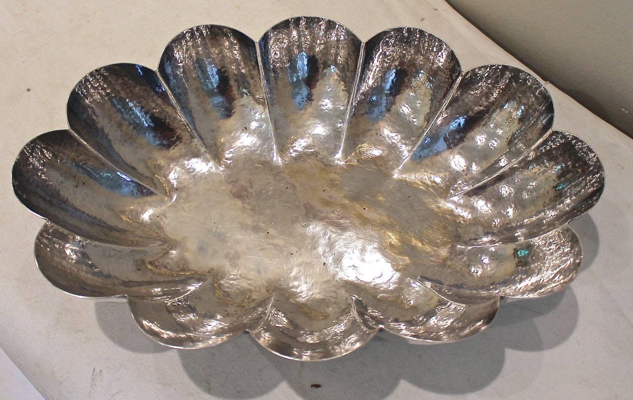 Large Casa Prieto Scalloped Silver Centerpiece Footed Bowl In Excellent Condition In Dallas, TX