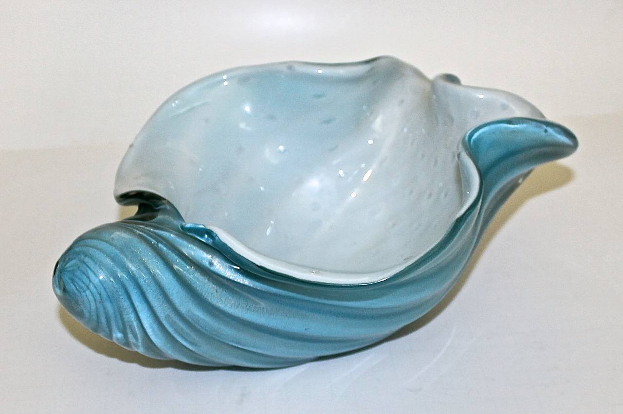 Large Alfredo Barbini Murano Blue White Shell Bowl In Excellent Condition In Palm Springs, CA