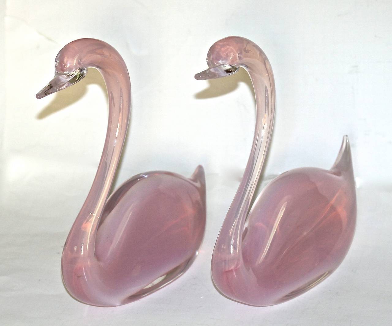 Pair of Large Murano Oggetti Barbini Opalescent Glass Swans In Excellent Condition In Palm Springs, CA