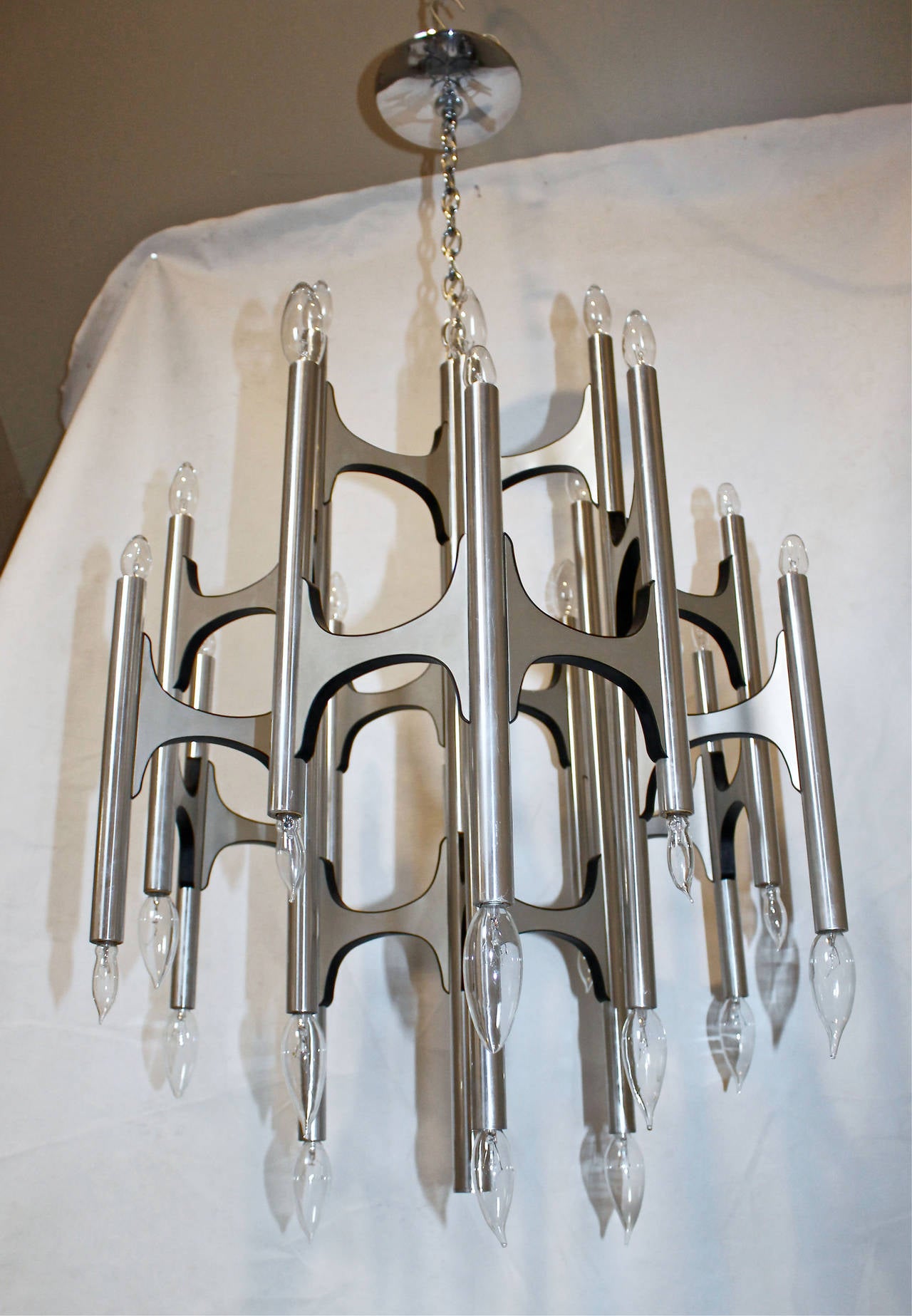 Large sculptural 36-light aluminium chandelier designed by Gaetano Sciolari for Lightolier. Provides both upward and downward lighting. Overall height with chain and ceiling cap 42