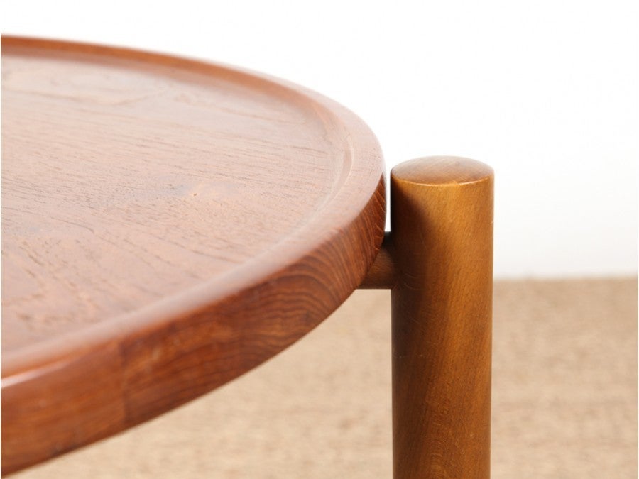 Scandinavian round coffee table. Model AT 35 by Hans J Wegner. 1
