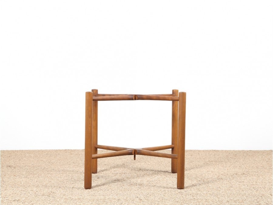 Scandinavian round coffee table. Model AT 35 by Hans J Wegner. 2