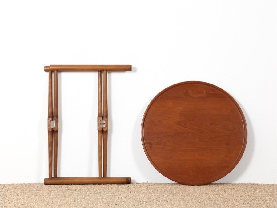 Scandinavian round coffee table. Model AT 35 by Hans J Wegner. 4