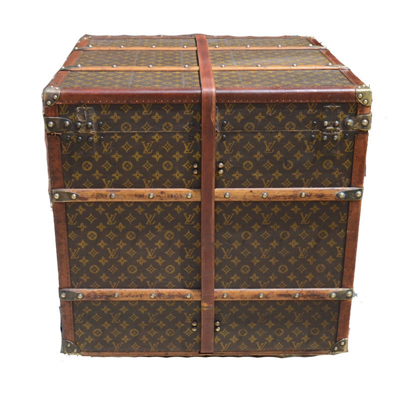 Authentic Louis Vuitton monogram cube trunk, circa 1910 in excellent antique condition owned by Peggy Guggenheim. Monogram canvas exterior trimmed with wood paneling, leather and bronze hardware. Triple front latch closures open to a beige canvas