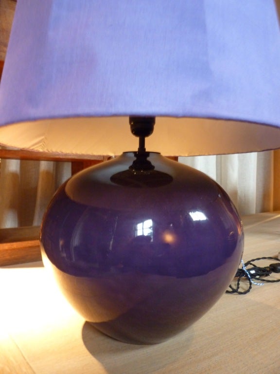 French Deep Purple 1960s Lamp With Silk Hand Sewn Shade In Excellent Condition For Sale In Sint-Kruis, BE