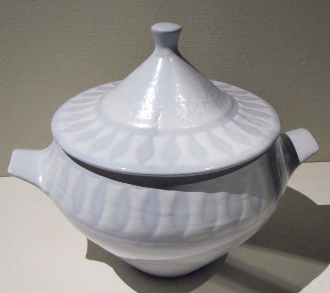 Roger Capron (1922-2006). Large tureen in ceramic, white enamel with grey-blue motifs. Stamped and numbered.
Bibliography: R.Capron, Ceramiste by P. Staudenmeyer, Norma Edition.