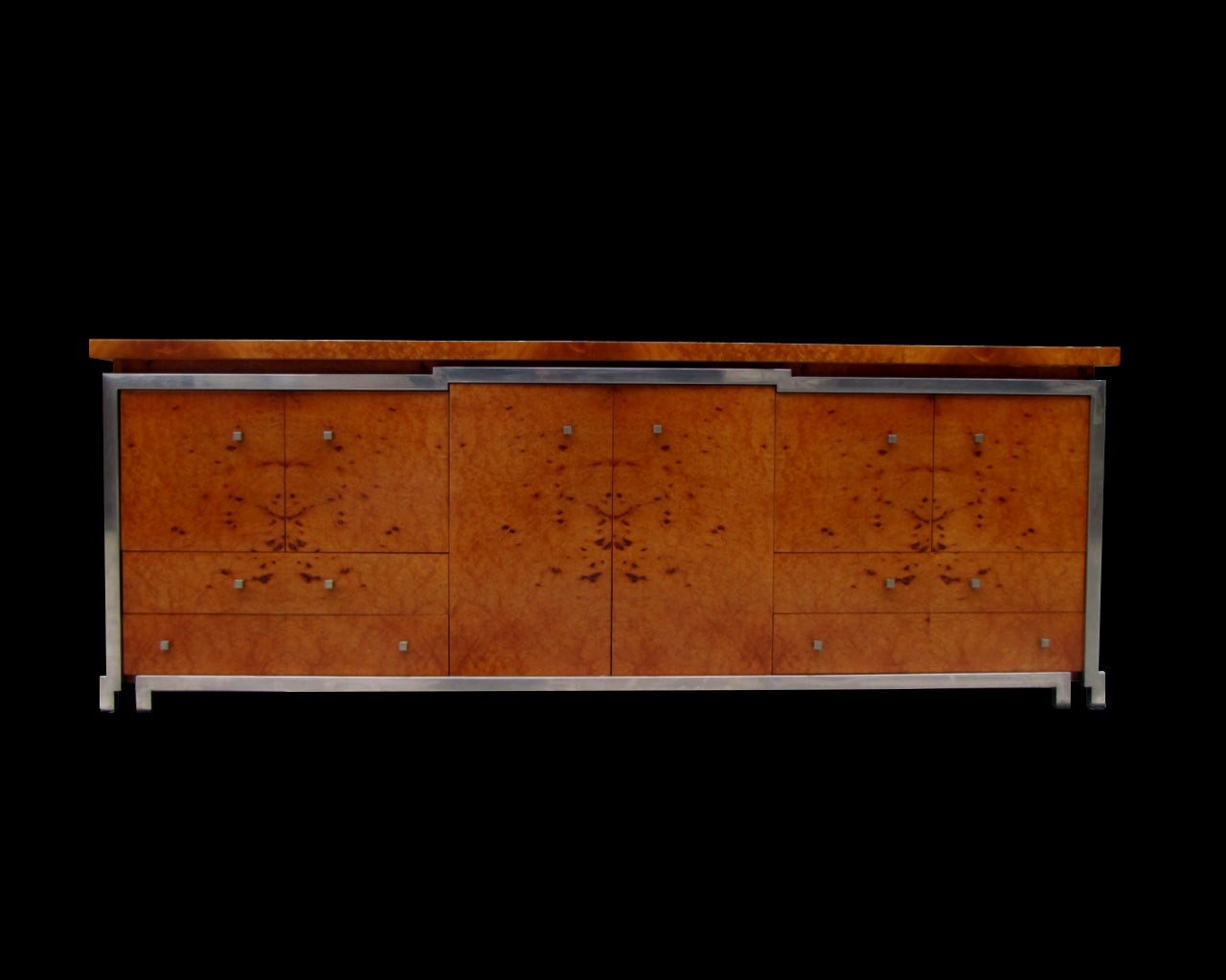 Large sideboard with six doors and four drawers, in veneered varnished burr elm, supported by a structure of nickel plated metal square tube.  It is veneered and  varnishes on all sides and can be used in the center of a room. Excellent original