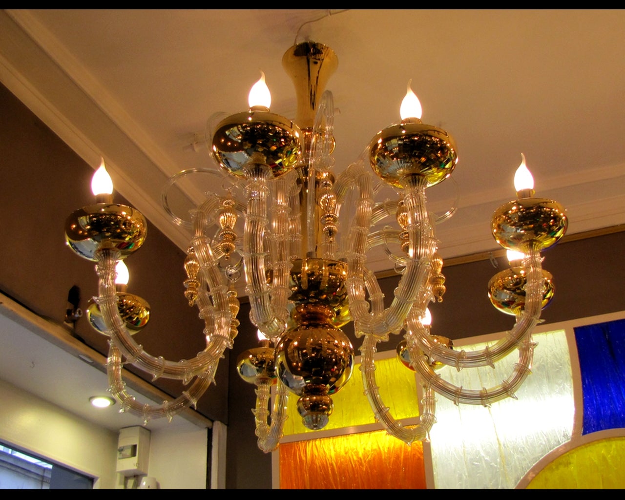 Large beautiful Murano chandelier in clear and gilt glass. Eight arms.