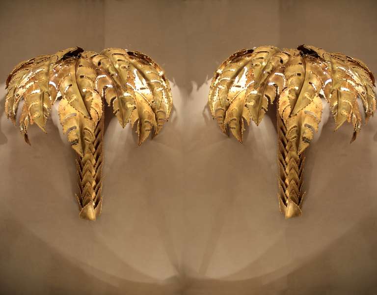 Pair of sculptural wall lights, in worked brass, imitating palm trees.
Two light bulbs are hidden in the foliage. 1970 period. Attributed to Maison Jansen Paris.