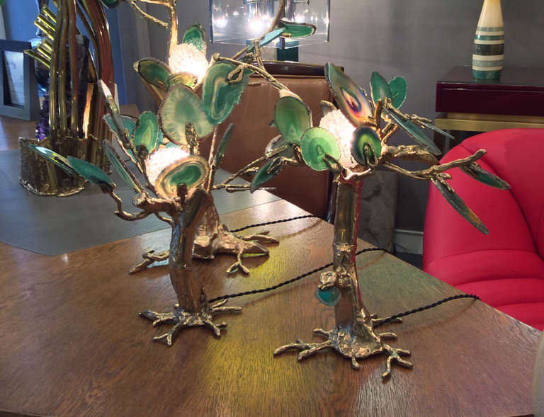 Two wonderfull lighting trees in brass and slices of real green agate stone,  with a central light concealed by a cover bulb made of glass pearls.