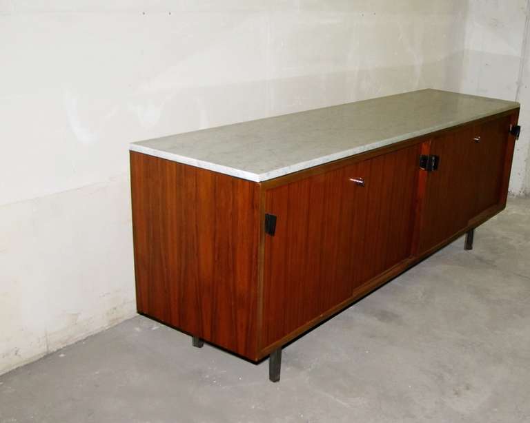Florence Knoll Credenza With Four Sliding Doors In Excellent Condition In Paris, FR