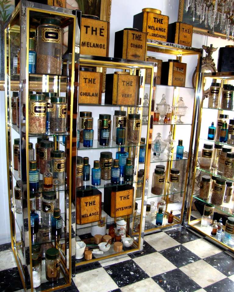 More than one hundred thirty French pharmacy jars of the late nineteenth century, in blue or transparent blown glass, with enamelled original labels. The covers are in painted and gilded tin.
In original condition.
Larger jars mesure: height 14.17
