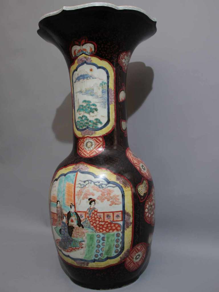 Hudge 1900's Chinese vase, in porcelain, after decorated with a black lacquer with red drawings decor, surrounding the main motives for porcelain, in the manner of cartridges. Work probably done on the request of a great decorator to correspond to a