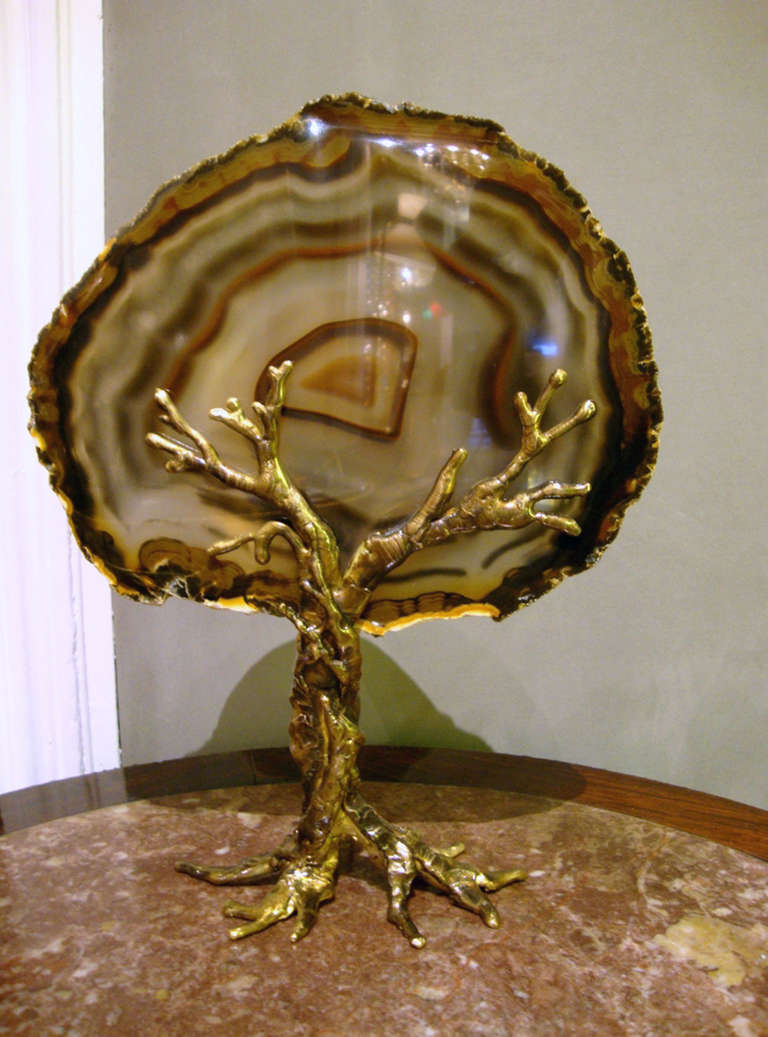 Delicate lighting sculpture by Isabelle Masson-Faure, representing a tree whose leaves are a large slice of brown agate embedded in branches and trunk in worked brass. Unique piece. Signed.