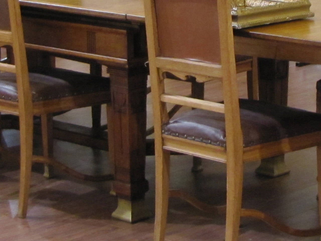 Rare Set of a Table with Four Extensions and 12 Chairs, Art and Craft Period In Excellent Condition In Paris, FR