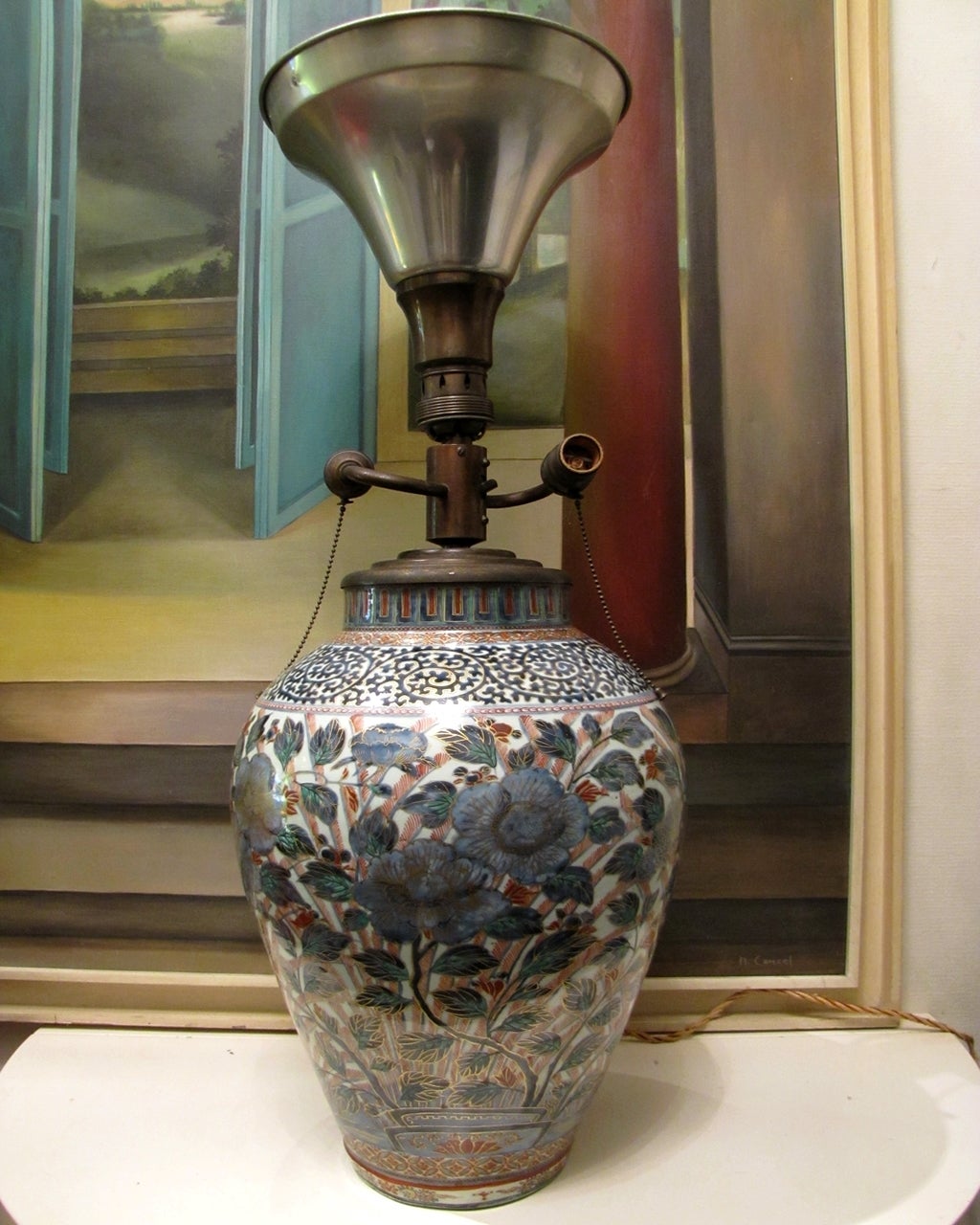 Very nice and large Imari vase (Japan late nineteenth century) lamp mounted around 1950 with a Luminator system.
The lampshade rests on the aluminum cone also containing a light bulb. 
The vase isn't damaged or pierced.