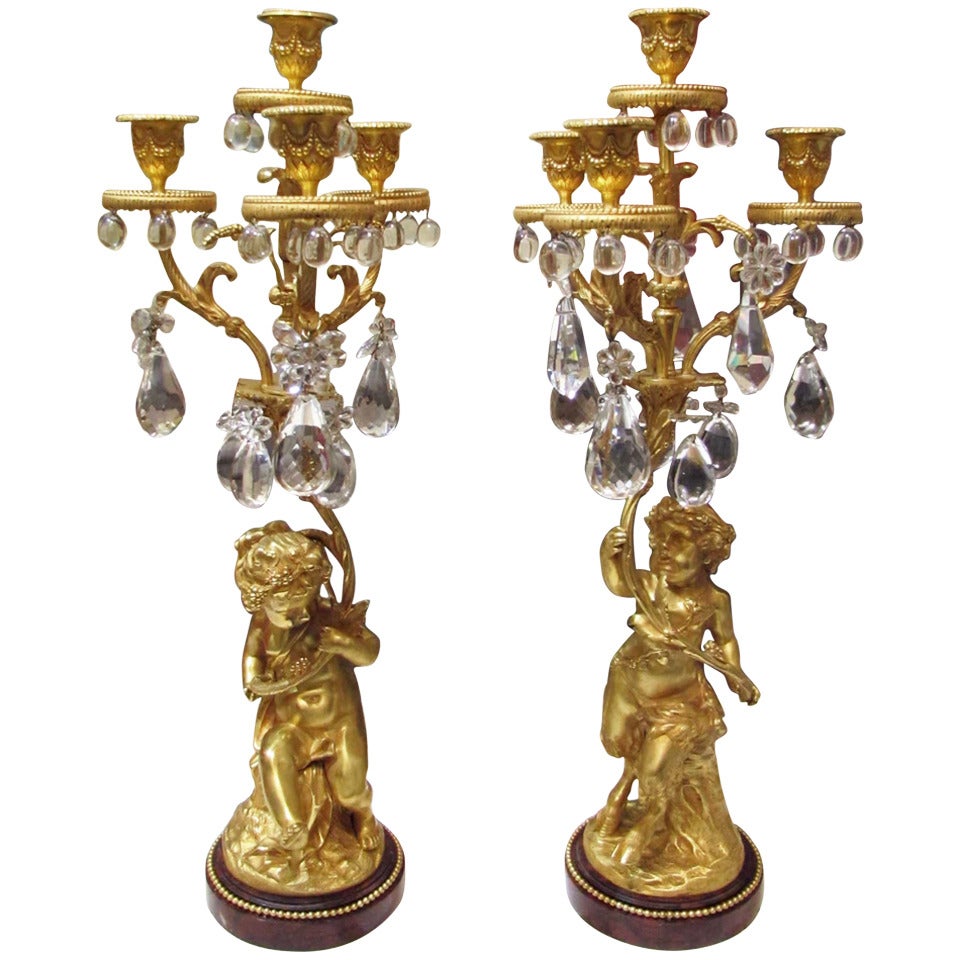 Jolie paire de girandoles des années 1860 en bronze doré avec pendentifs en cristal