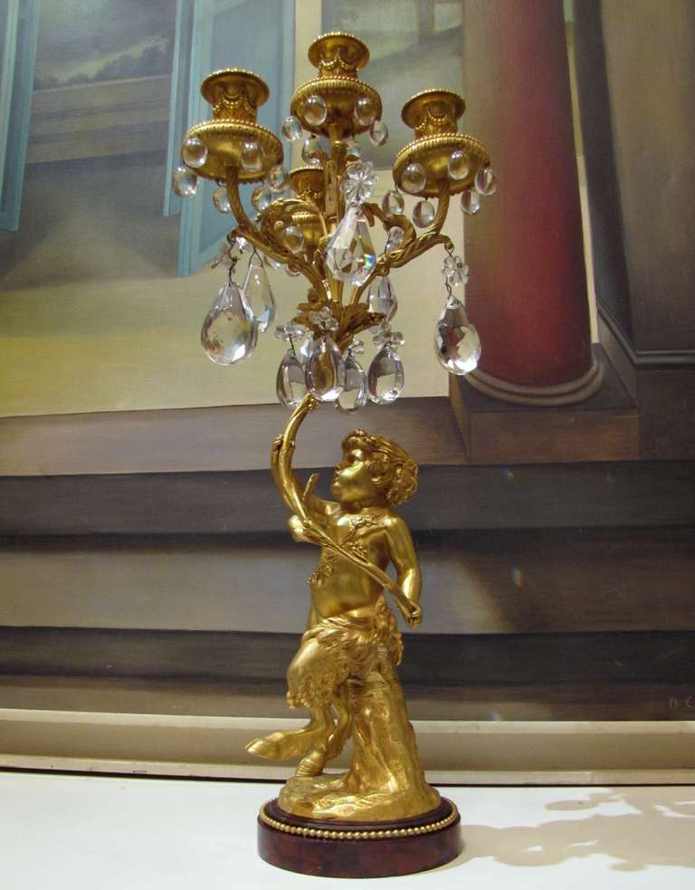 Ein schönes Paar Girandolen aus vergoldeter Bronze mit Kristall-Anhängern aus den 1860er Jahren im Zustand „Gut“ im Angebot in Paris, FR