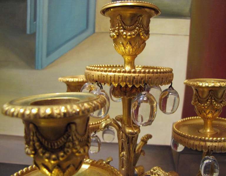 Ein schönes Paar Girandolen aus vergoldeter Bronze mit Kristall-Anhängern aus den 1860er Jahren im Angebot 3