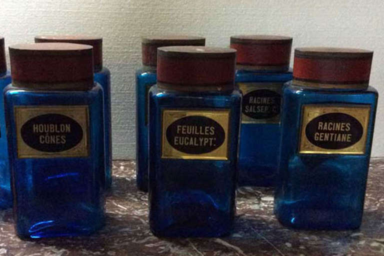Français Rare ensemble de quarante pots de pharmacie de la fin du XIXe siècle en vente