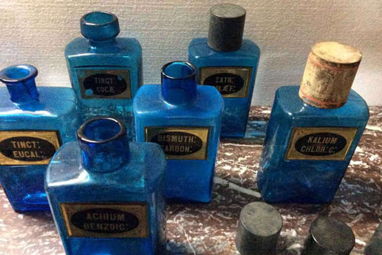Verre Rare ensemble de quarante pots de pharmacie de la fin du XIXe siècle en vente