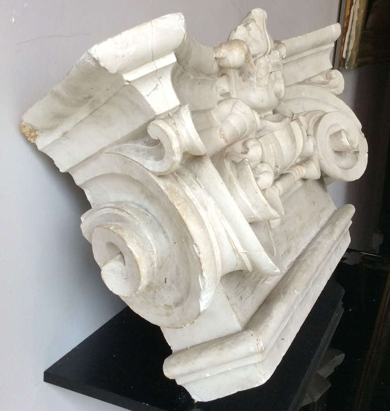 Ionic capital in plaster, France end of the XIXth century In Excellent Condition In Paris, FR