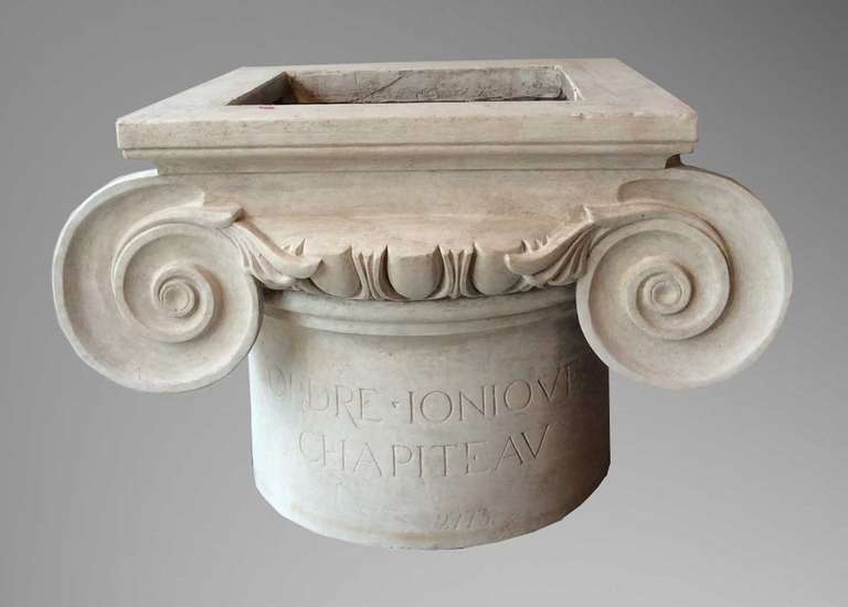 Bella e rara collezione di calchi in gesso, modelli di una scuola di belle arti, fine del XIX secolo, Francia.<br />
<br />
Modello di capitello ionico con iscrizioni e timbro