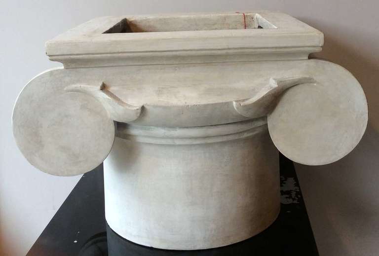 Ionic Capital in Plaster In Excellent Condition For Sale In Paris, FR