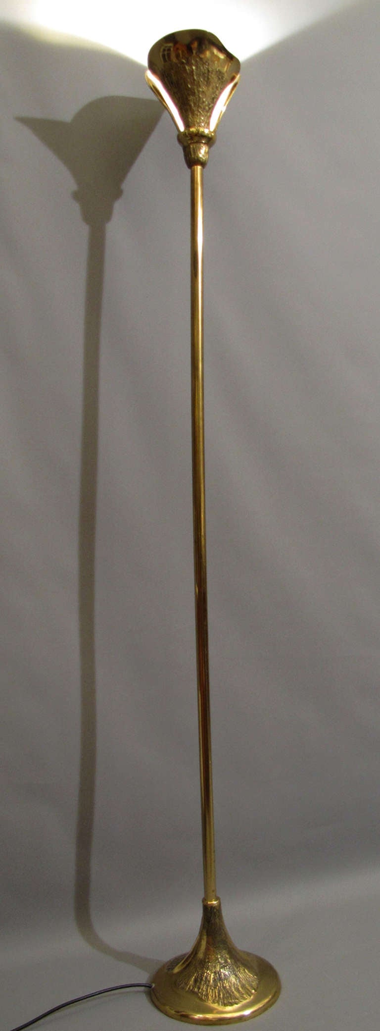 Large 1970-1980's floor lamp in bronze, representing a flower keyed alike. This floor lamp is all in bronze, very stable and very heavy. Manufacturing of very fine quality. Unsigned.
