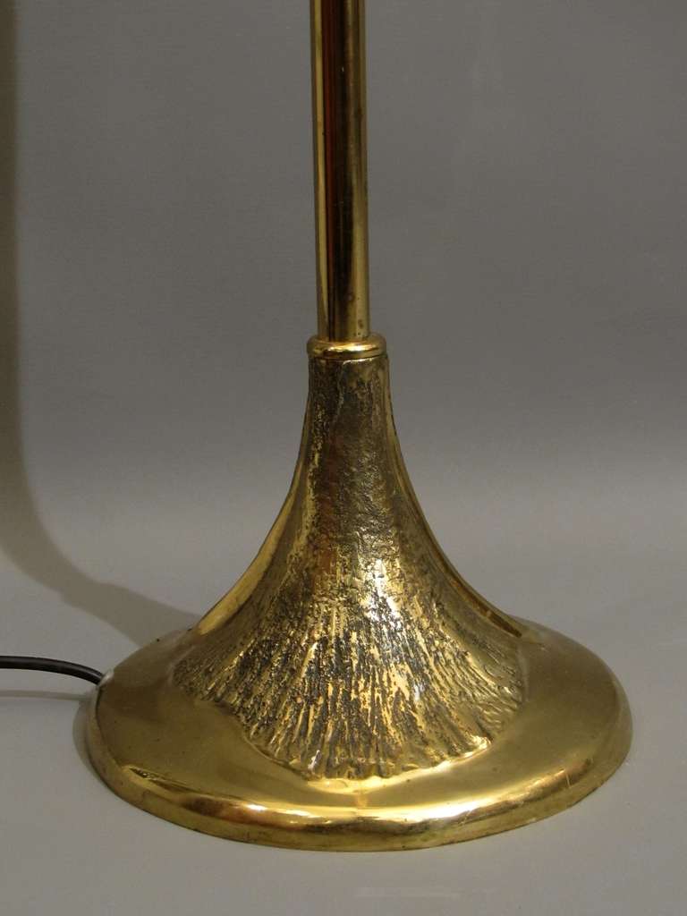 Large 1970-1980's floor lamp in bronze, representing a flower keyed alike. In Good Condition For Sale In Paris, FR