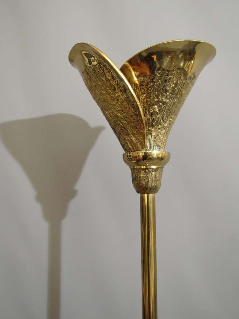 Italian Large 1970-1980's floor lamp in bronze, representing a flower keyed alike. For Sale