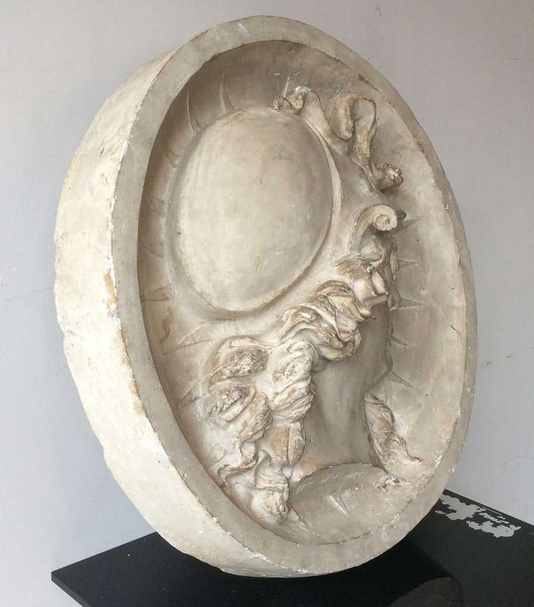 Medallion with Head of Minerva in Plaster In Excellent Condition In Paris, FR