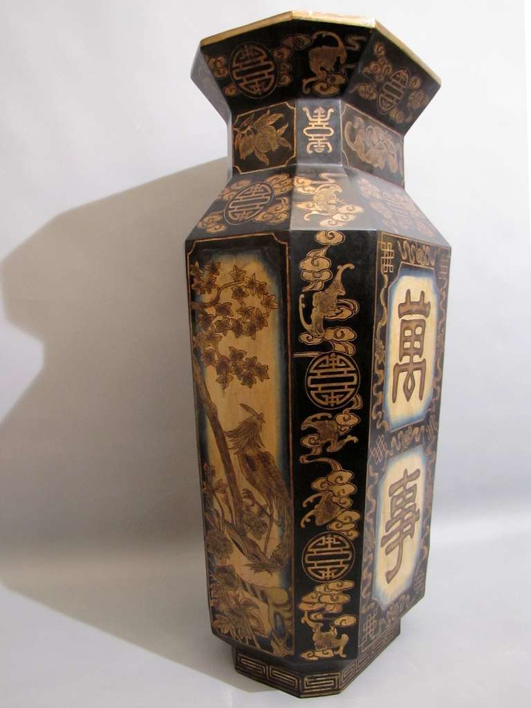 Lacquered Important Japanese vase in lacquered and gilded 