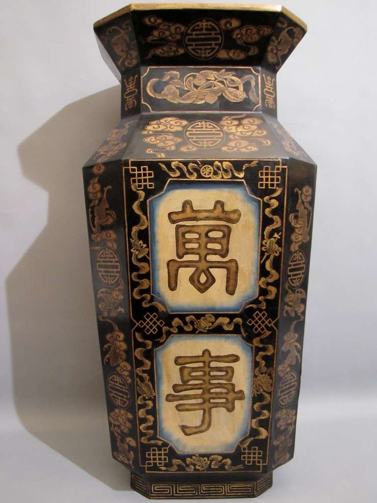 Large 1930's Japanese vase, made in lacquered papier mâché. It's decorated with gilded and painted symbols characters representing health, wealth etc ...