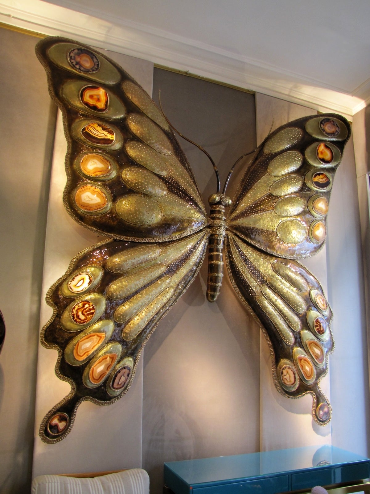 Magnificent and monumental luminous butterfly by Richard Faure, unique piece.
It's entirely handmade, in worked brass with 22 slices of agate inlaid in the metal, behind which are hidden light bulbs.
The electrical system has been completely