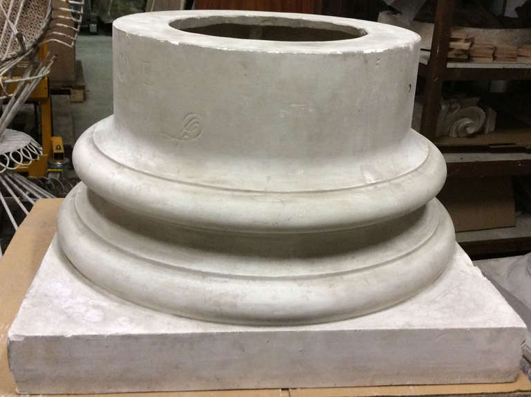Doric column base in plaster, France end of XIXth century In Good Condition For Sale In Paris, FR