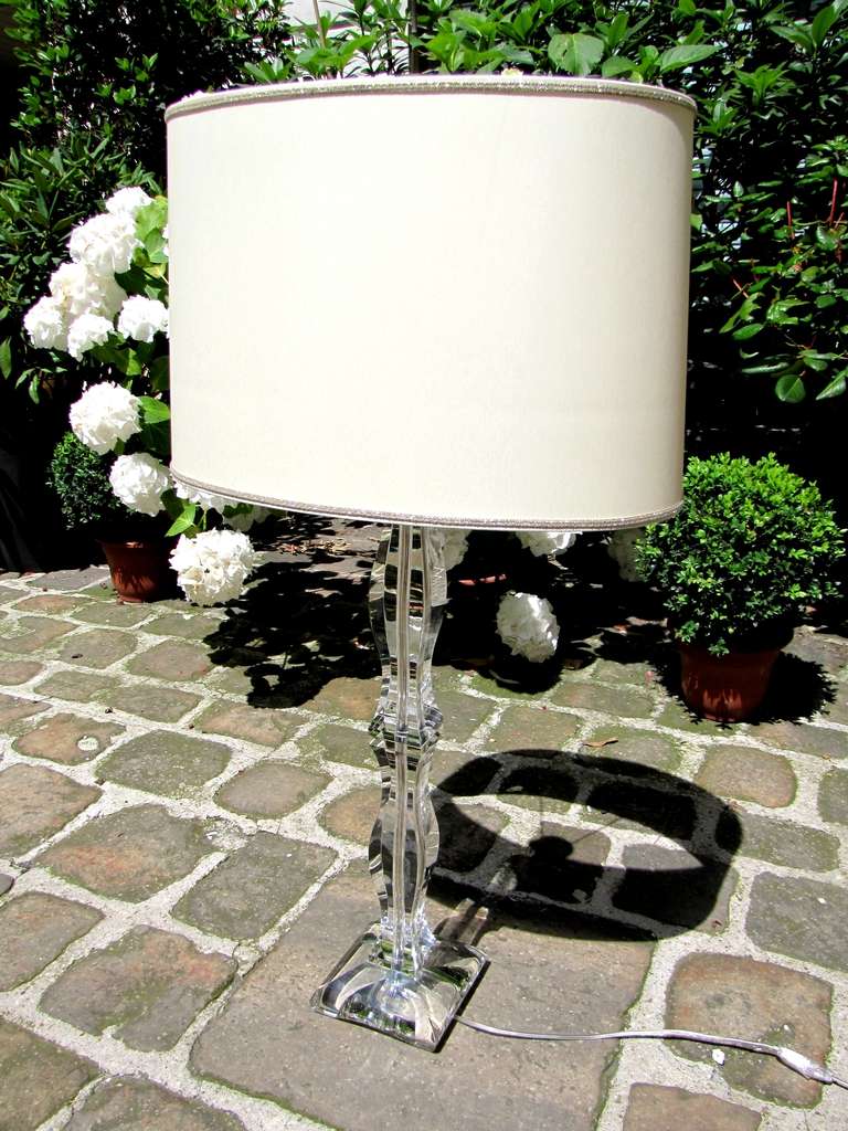 Zwei große Lampenfüße aus massivem Kristall mit ovalen zeitgenössischen Lampenschirmen.

Die Abmessungen ohne Lampenschirm sind:
Höhe: 74 cm
Sockel: 16 X 16 cm