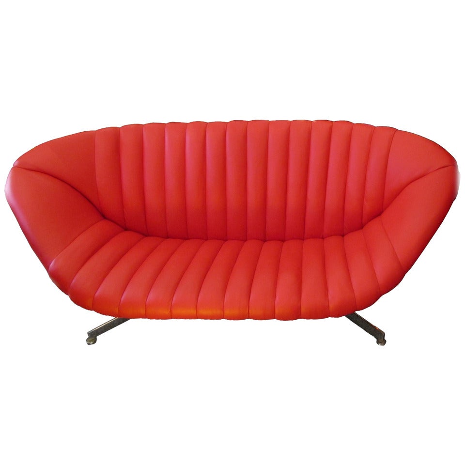 Canapé de los años 50 en cuero rojo con base cromada