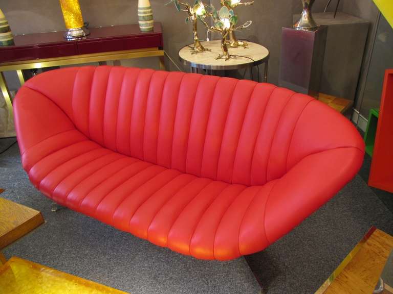 1950's Canapé in Red Leather with a Base in Chrome For Sale 1