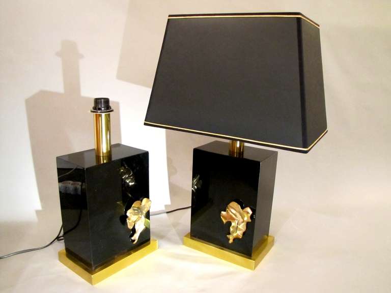 Pair of 1970s Table Lamps in Black Plexiglas and Brass For Sale 1