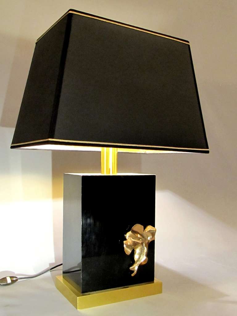 French Pair of 1970s Table Lamps in Black Plexiglas and Brass For Sale