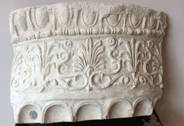 Francese Parte del Capitello toscano in gesso in vendita