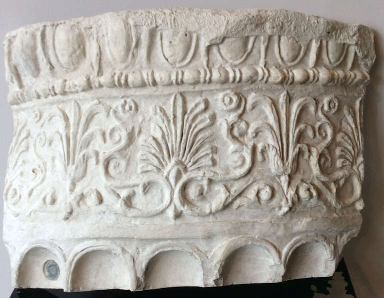 Part of Tuscan Capital in Plaster In Good Condition For Sale In Paris, FR