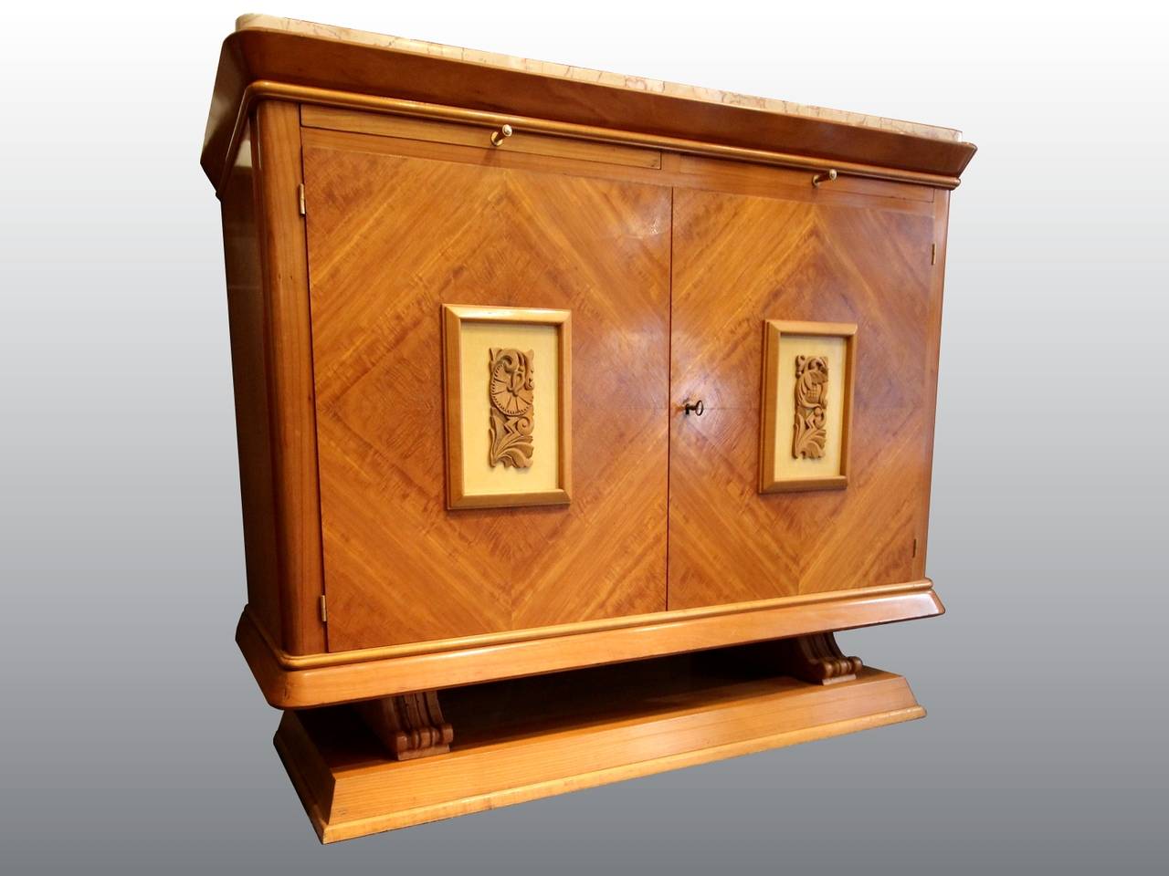 Precious 1940s Cabinet in Sycamore In Excellent Condition For Sale In Paris, FR