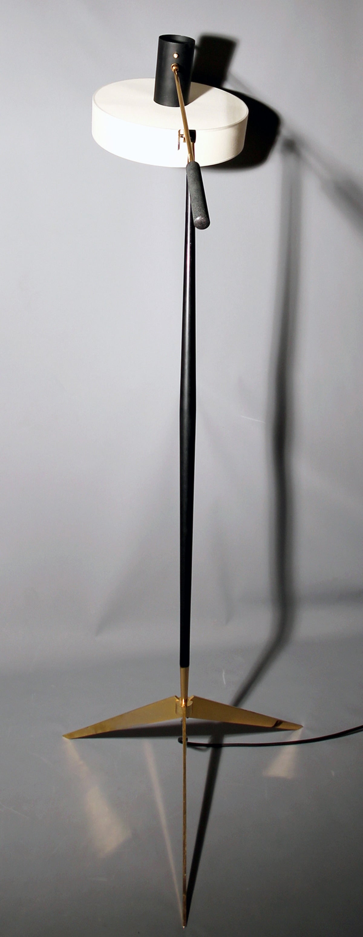 1950’s floor lamp by Lunel, in black lacquered steel and polished brass, with a rotating arm and lamp swivel. Lampshades redone as identical.
Height: 135 cm
Length of light arm: 102 cm
Diameter of lampshade: 17 in (43 cm)