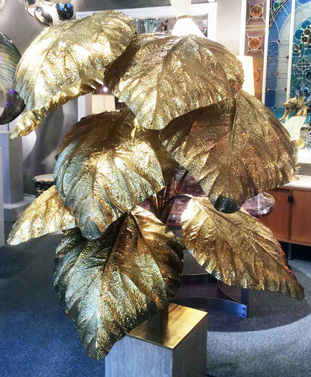 Large luminous plant in worked brass with nine leaves and nine electric bulbs, Italy, 1970-1980.