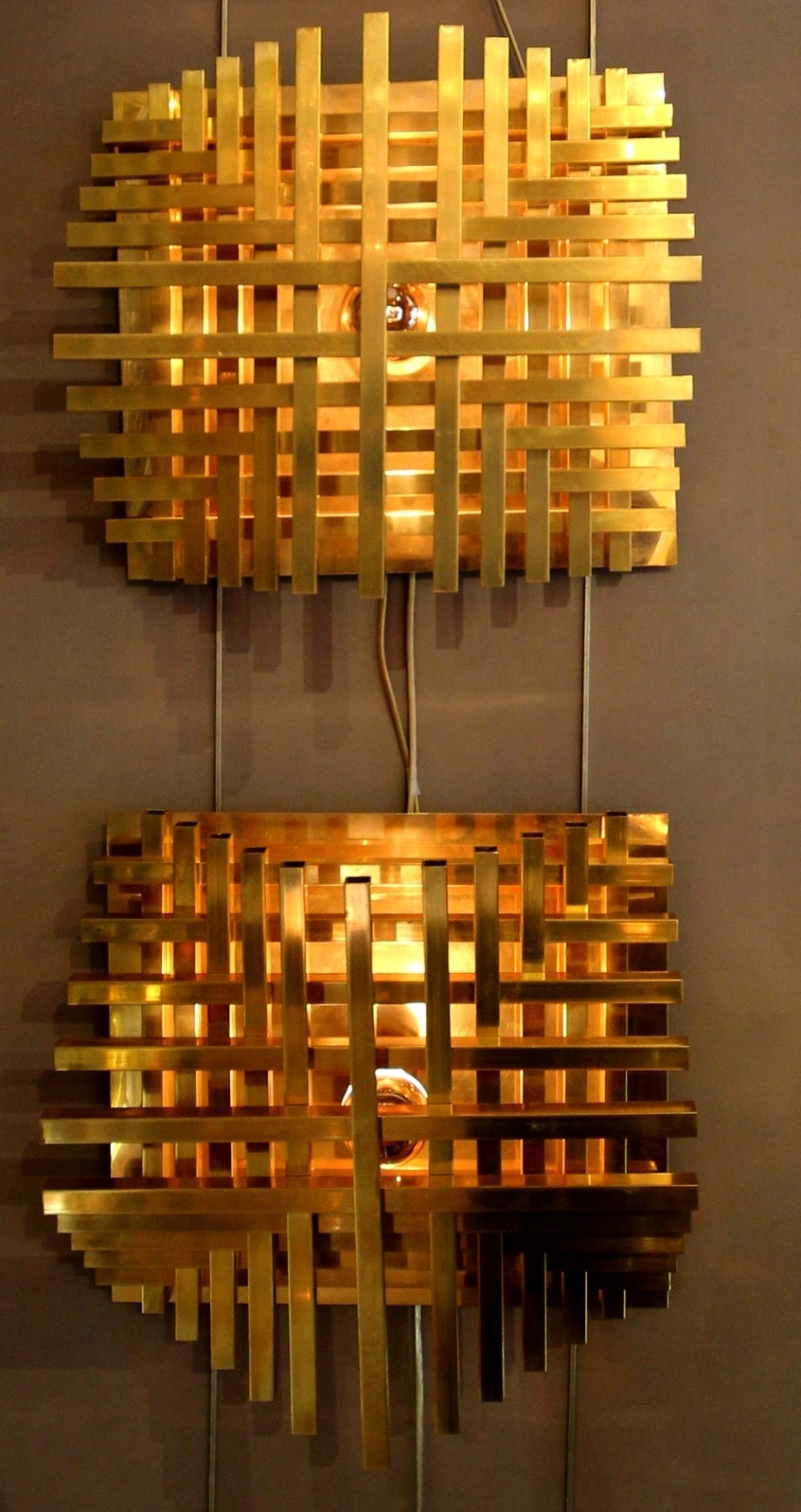 Dos grandes apliques de los años 70 de latón pulido y dorado.